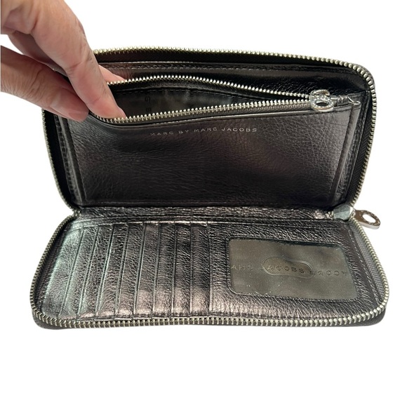 Marc By Marc Jacobs Pewter Continental Classic Q Zip Around Leather Wallet - Picture 10 of 13